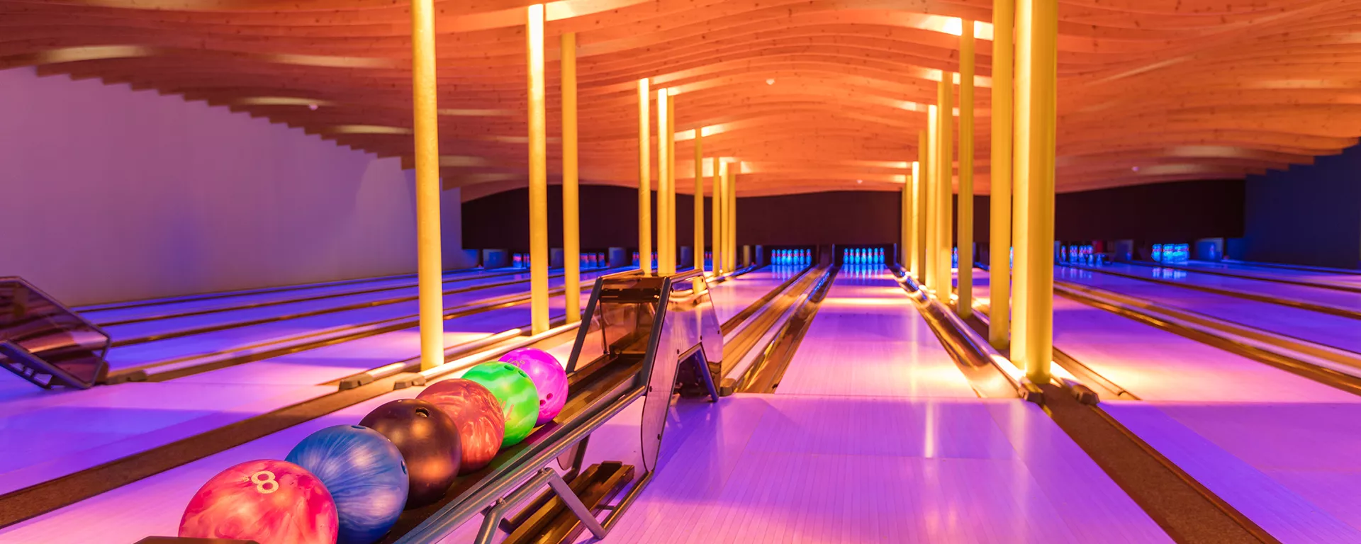 moderne Bowlingbahn im Hotel riverside