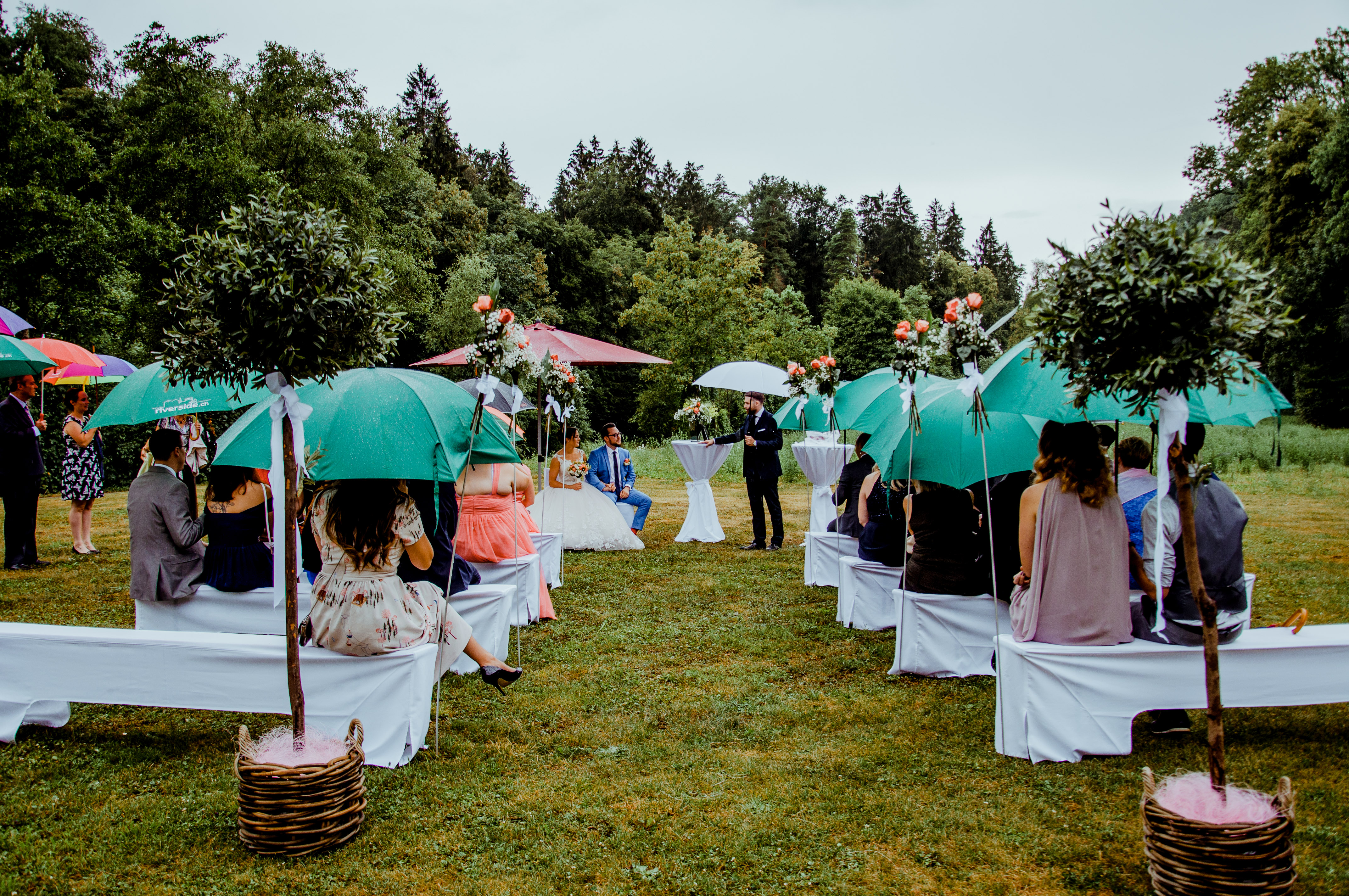 Trauung auf der Wiese vor dem Riverside