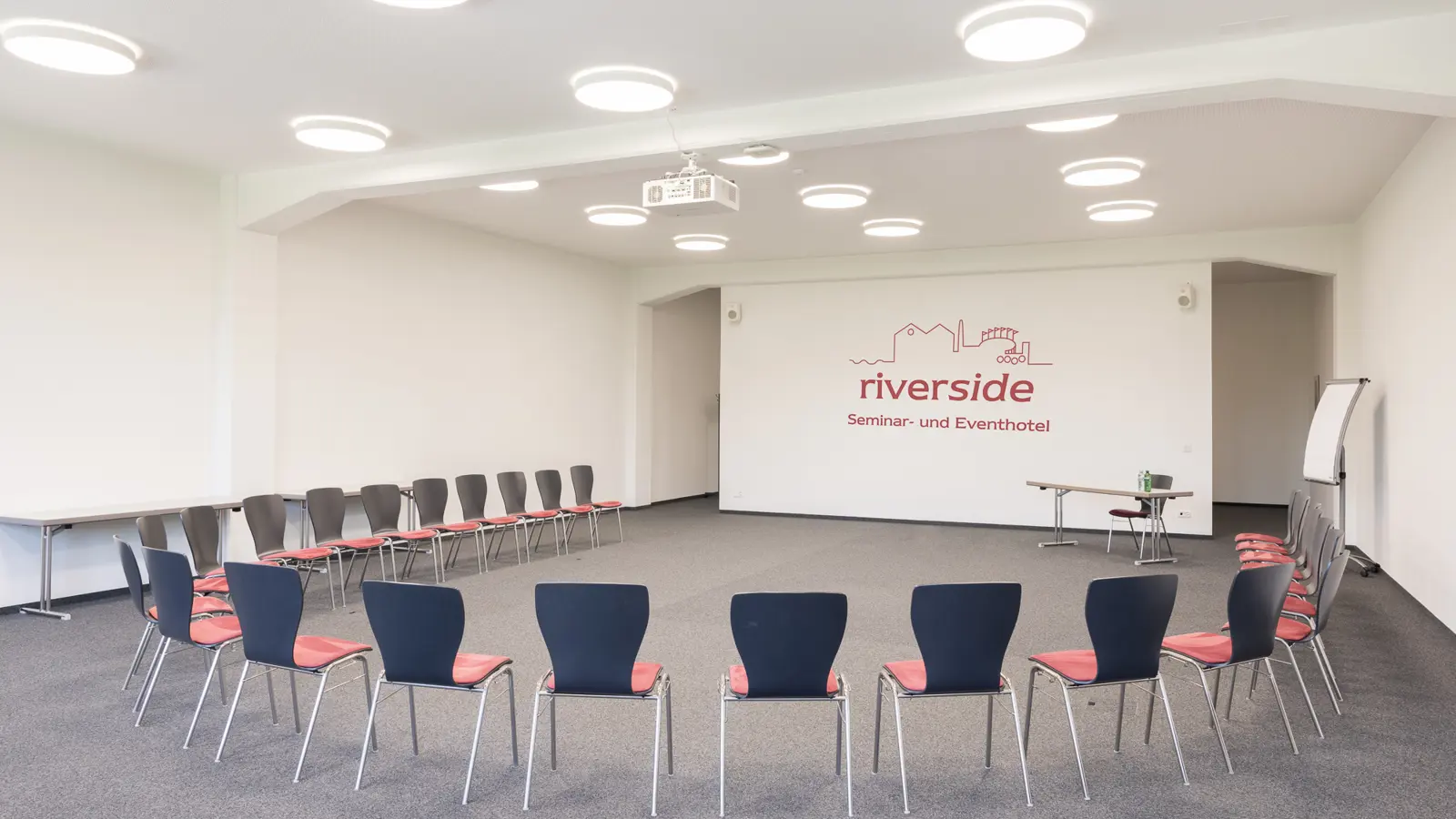 Stuhlkreis Rhein 6 Seminarraum Im Hotel Riverside Glattfelden Zürich Seminarhotel Kongresshotel Tagungshotel Workshop Meeting Location