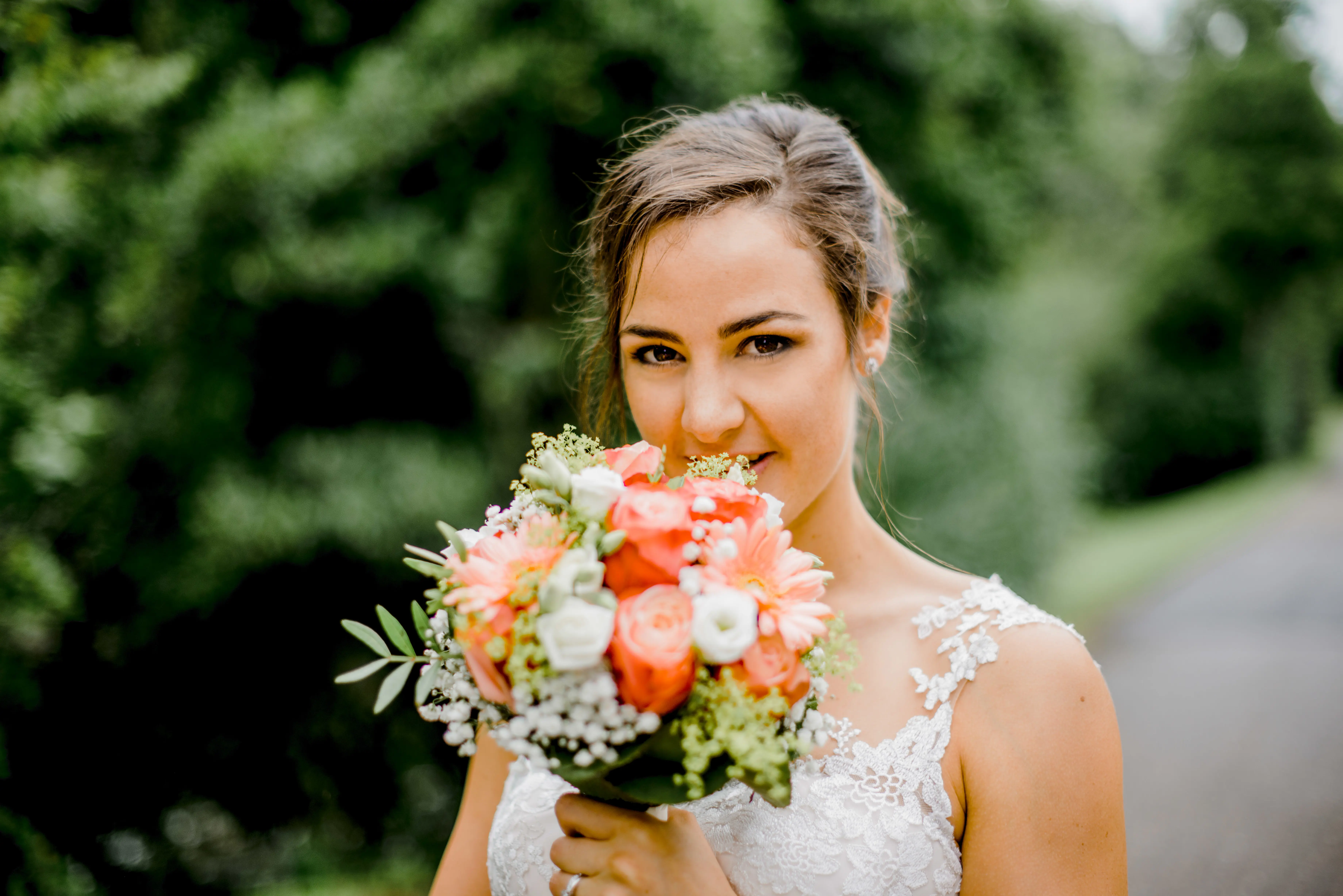 Braut Mit Brautstrauss In Der Natur Vor Dem Hotel Riverside