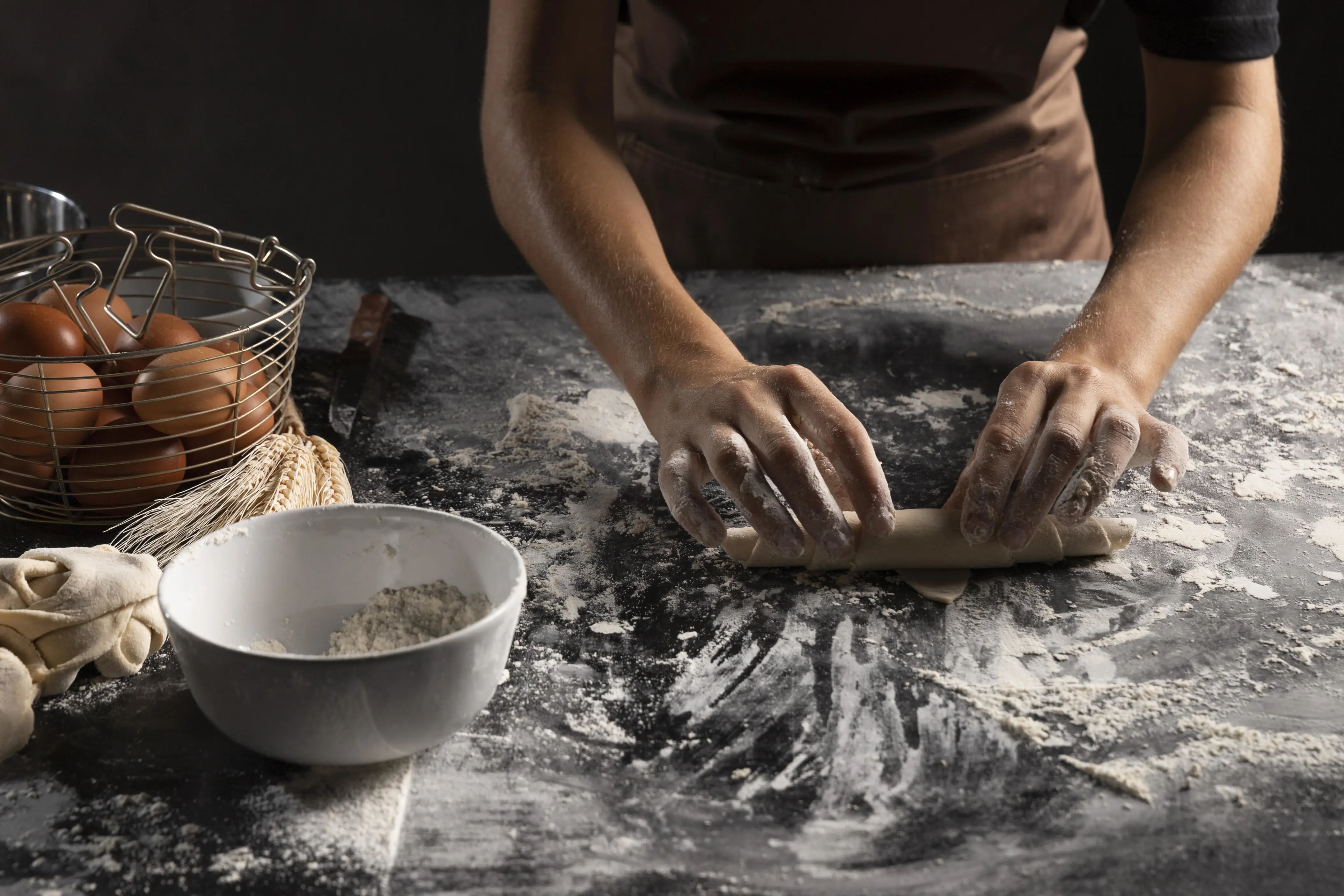 Backen in der Hausbäckerei vom Hotel Riverside, Teig rollen