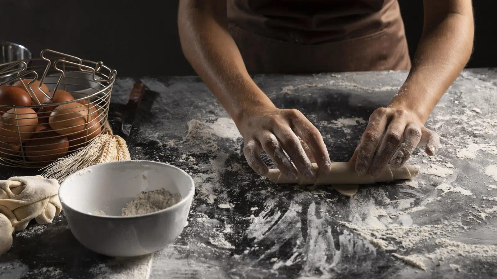 Backen in der Hausbäckerei vom Hotel Riverside, Teig rollen