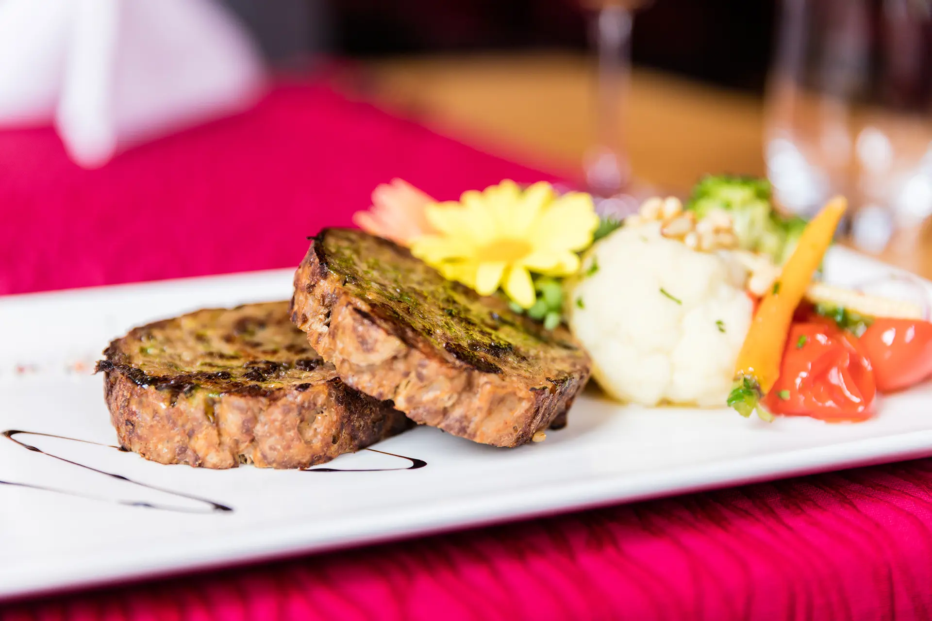 Restaurant Kesselhaus Hackbraten Im Seminarhotel Kongresshotel Tagungshotel Hochzeits Location Hotel Riverside Glattfelden Zürich