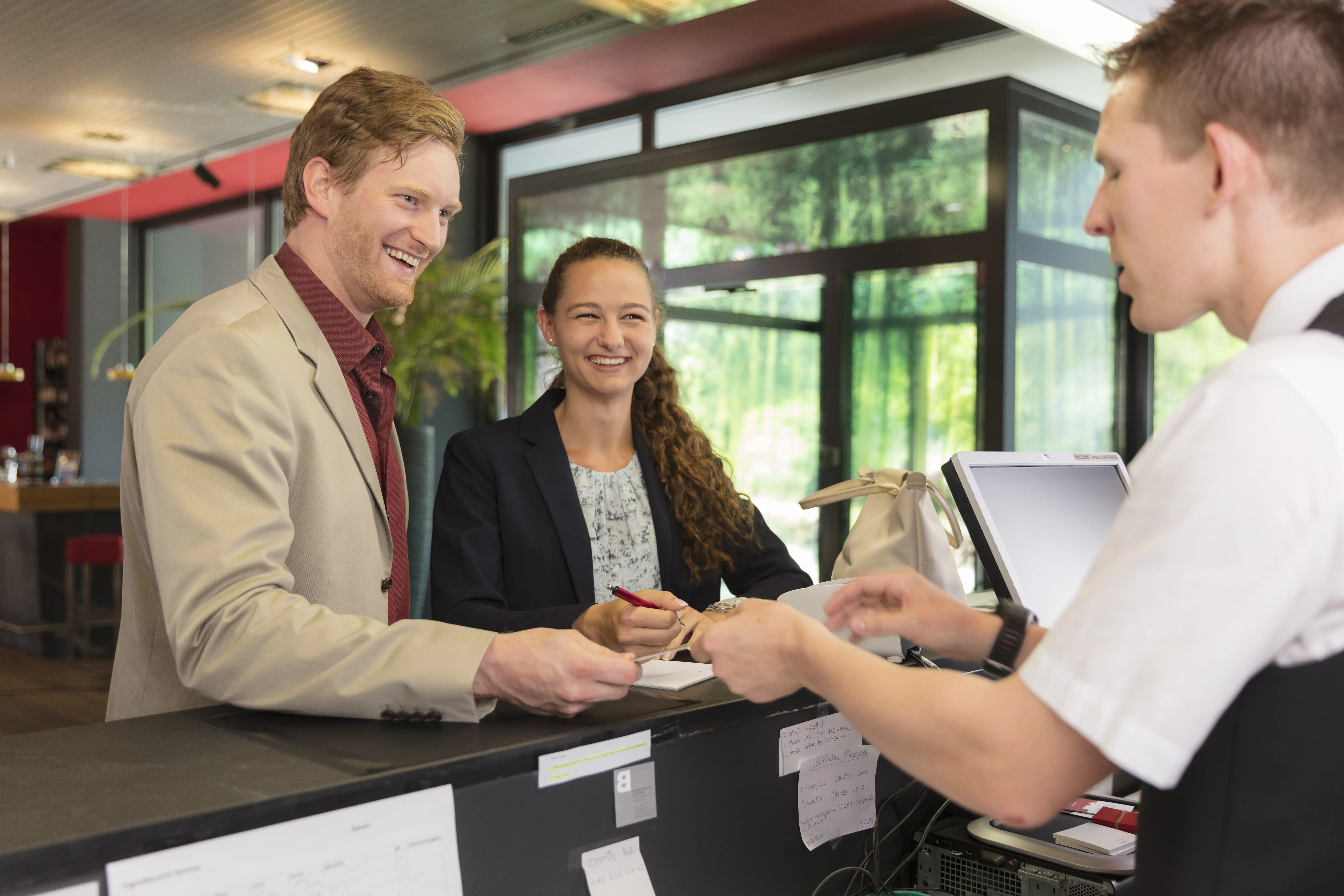 Gäste In Der Reception Im Seminar Und Eventhotel Riverside