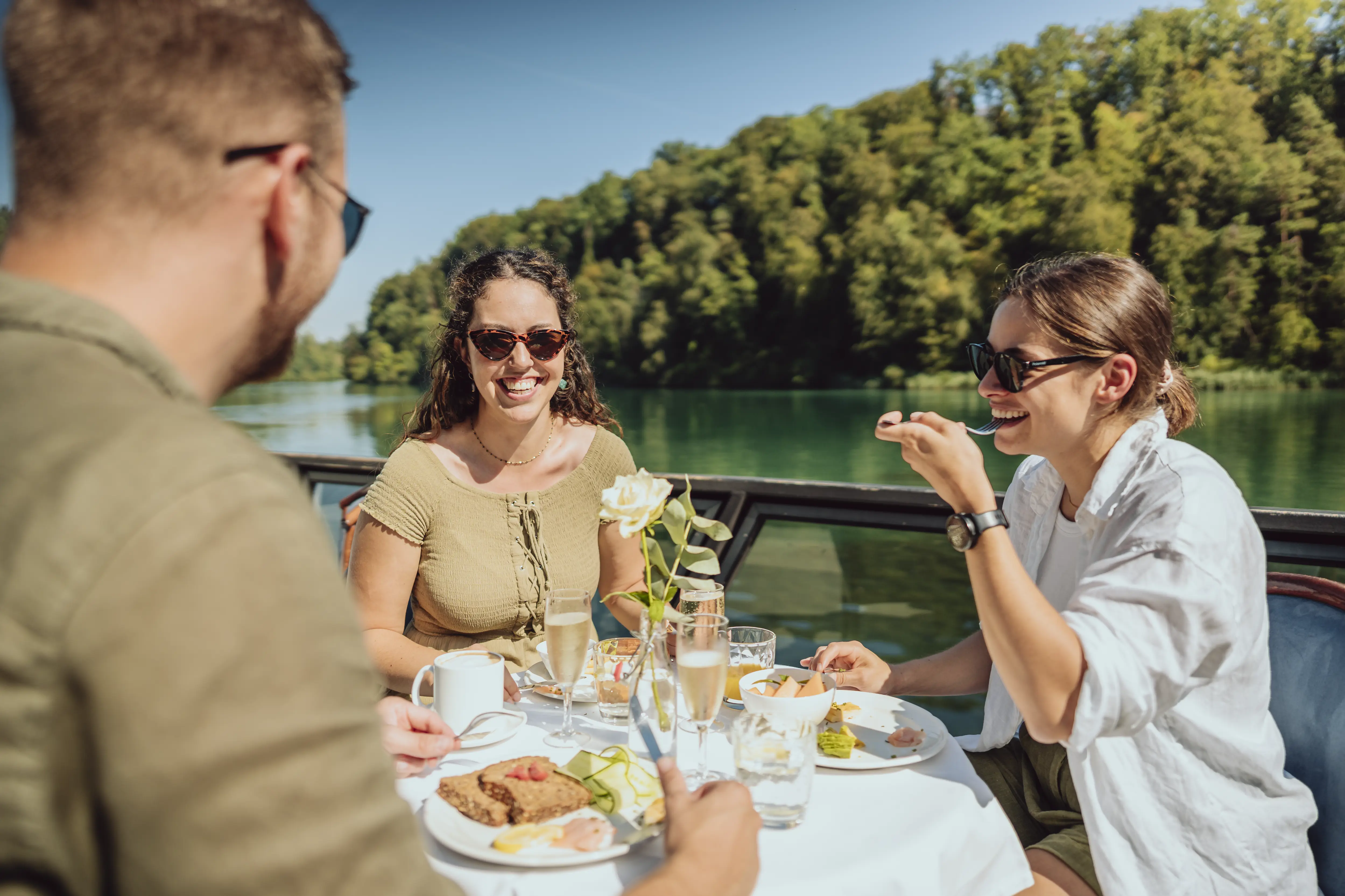 Genuss Kulinarik Erlebnisfahrt Schiffahrt Züri Rhy Rhein Rahmenprogramm Sideevent Hotel Riverside Seminarlocation Eventlocation Glattfelden Nahe Zürich