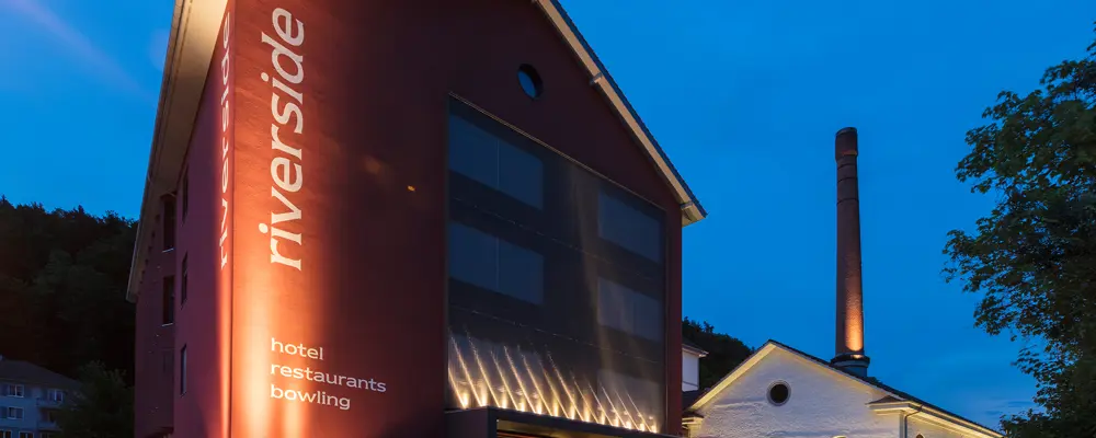 Hotel riverside by night