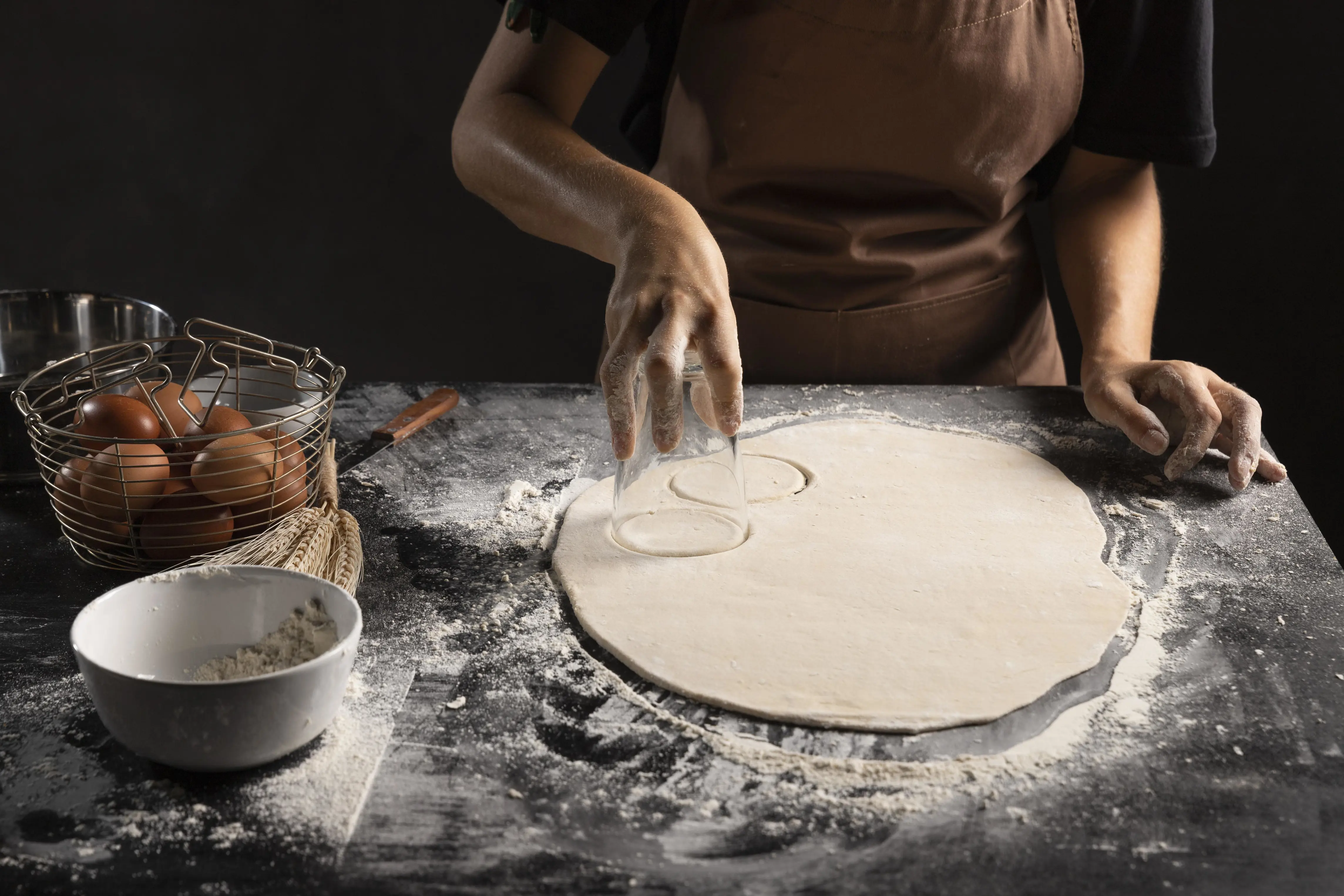 Backen in der Hausbäckerei vom Hotel Riverside, Form ausstechen