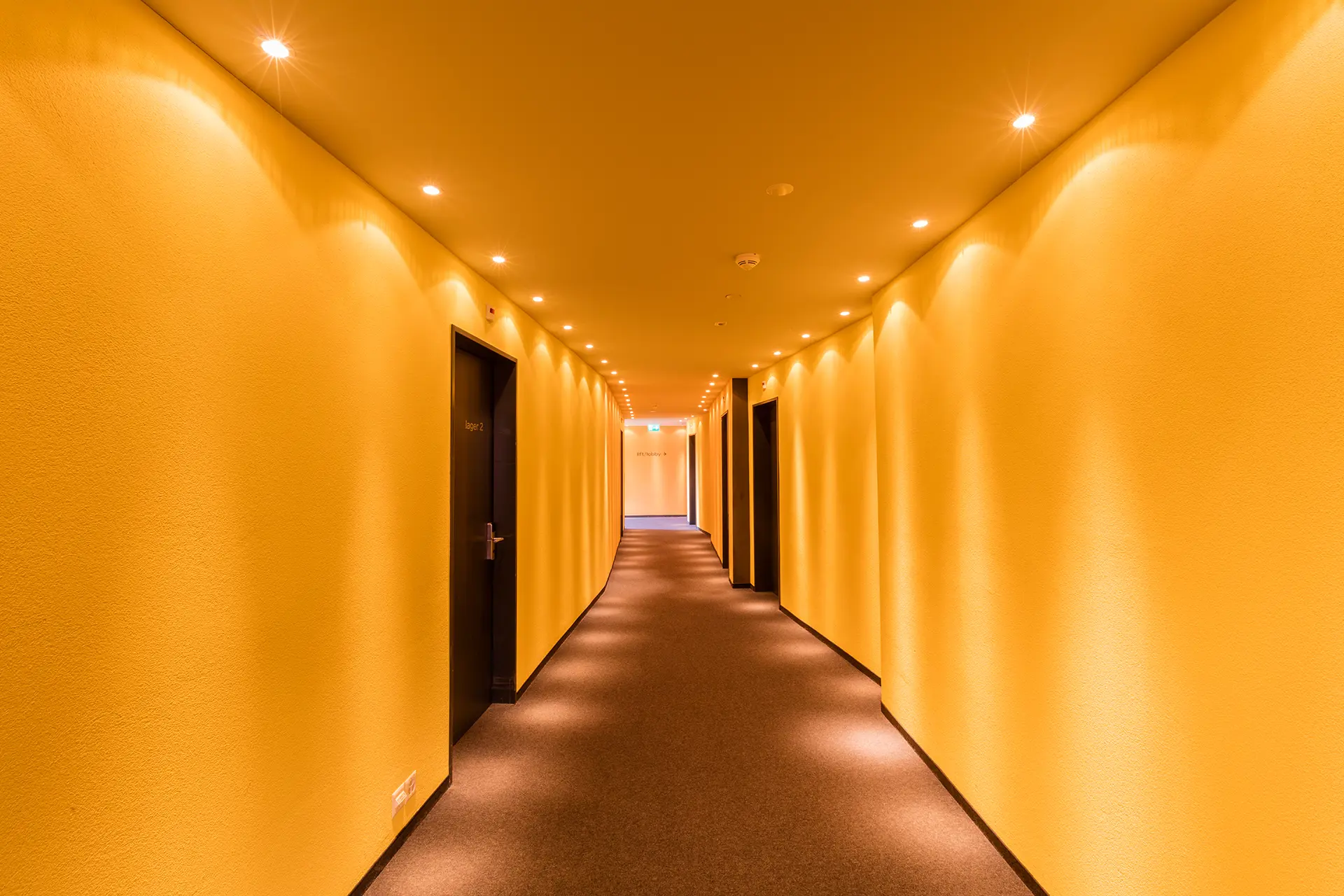 Hotelzimmer Hotel Riverside Glattfelden Zürich Seminarhotel Gelber Hotelkorridor