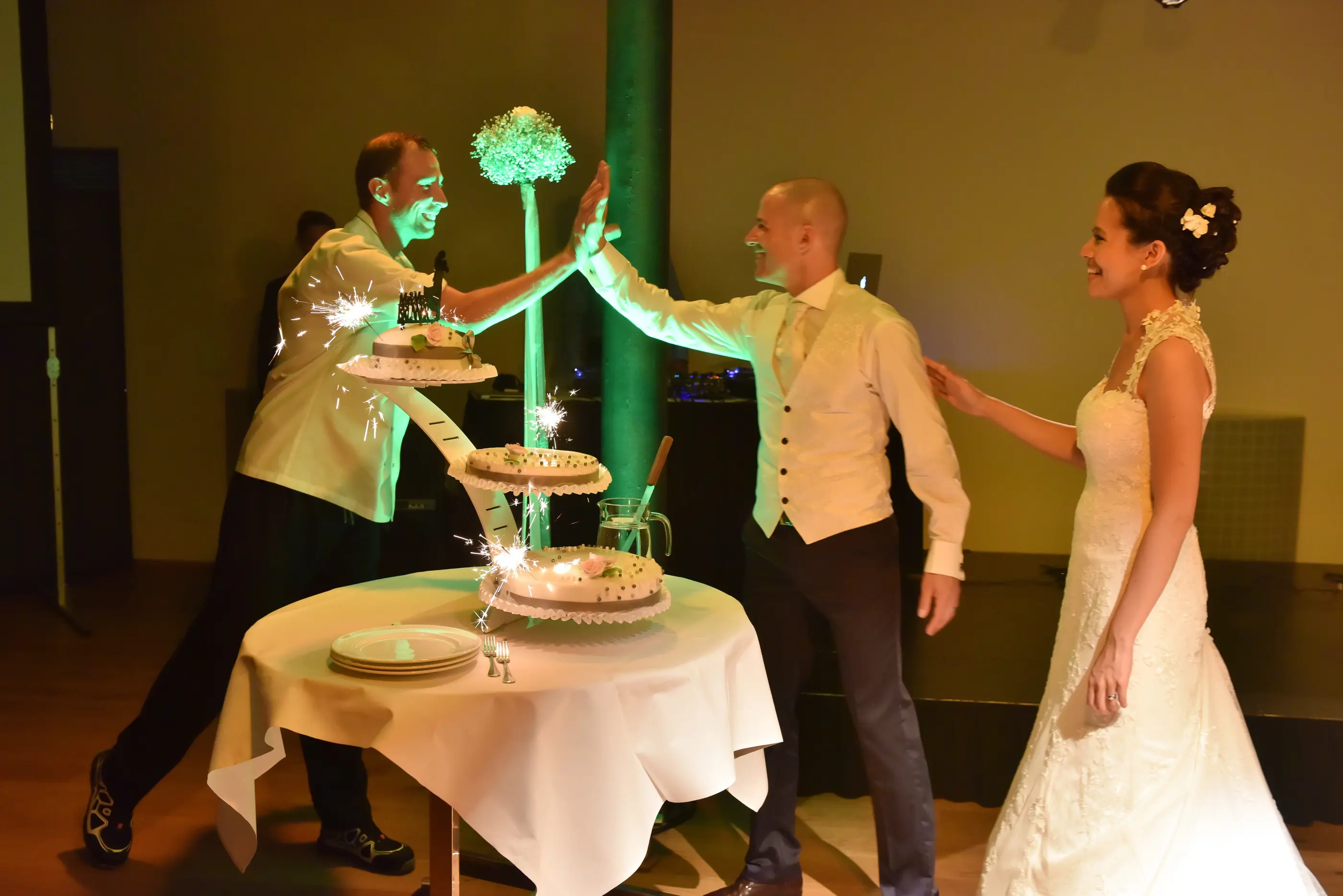 Hochzeitstorte Beim Heiraten Hochzeit Und Trauung Im Hotel Riverside Glattfelden Zürich Seminarhotel Kongresshotel Tagungshotel Hochzeitsloc