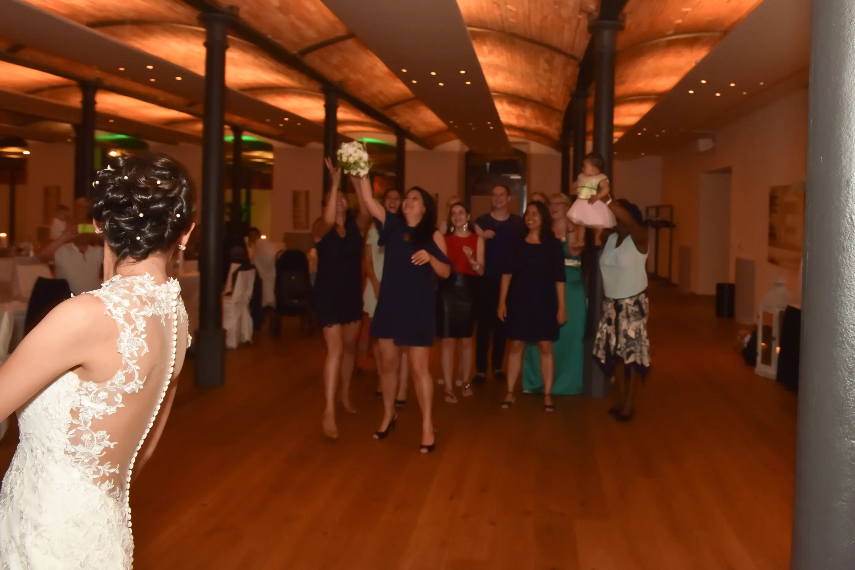 Brautstrauss Werfen Und Fangen Beim Heiraten Hochzeit Und Trauung Im Hotel Riverside Glattfelden Zürich Seminarhotel Kongresshotel Tagungsho