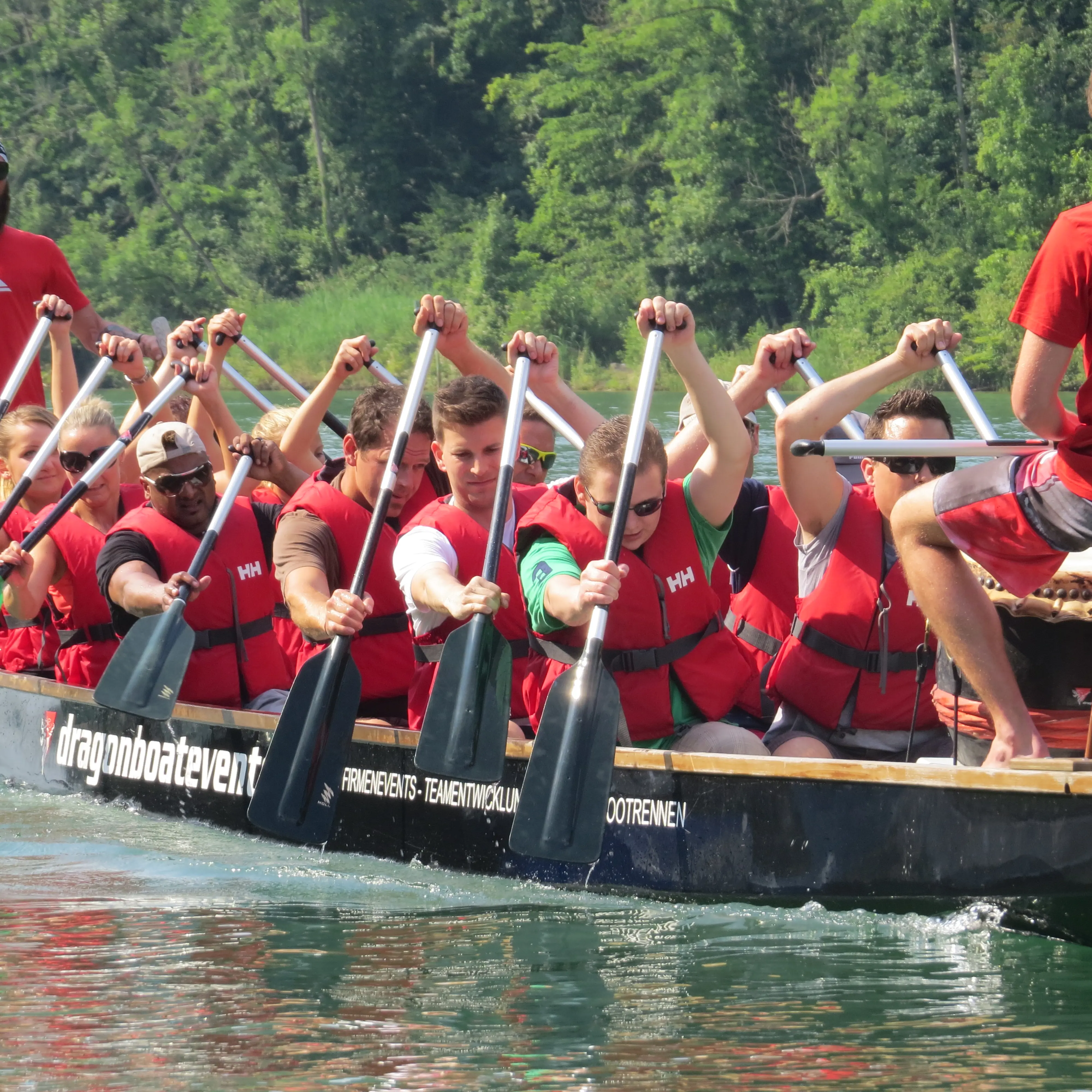 Drachenboot Rennen Das Perfekte Rahmenprogramm Für Ihr Teamevent Als Sideevent Nach Ihrem Seminar Oder Tagung Im Hotel Riverside Zweidlen Gl