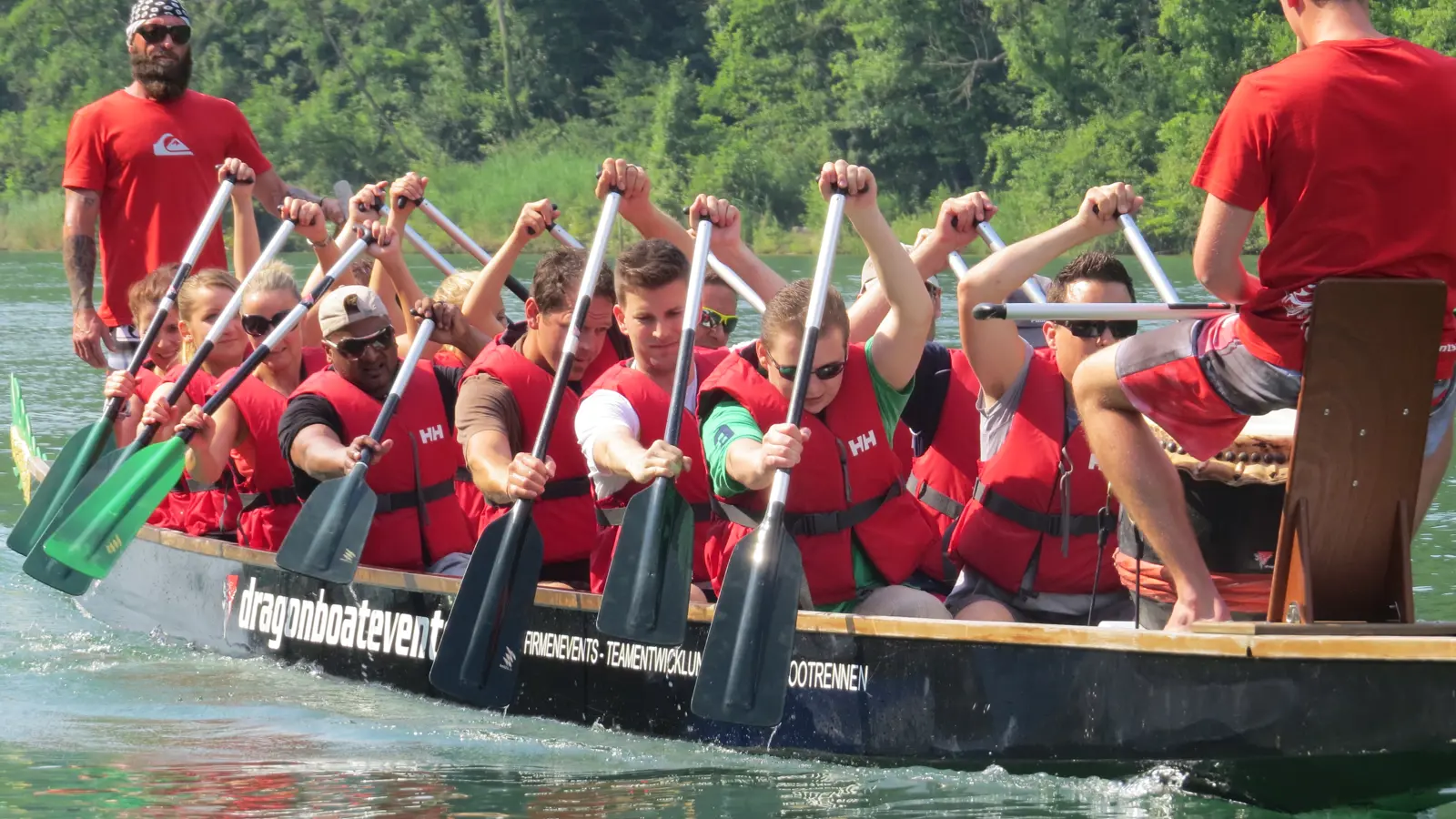 Drachenboot Rennen Das Perfekte Rahmenprogramm Für Ihr Teamevent Als Sideevent Nach Ihrem Seminar Oder Tagung Im Hotel Riverside Zweidlen Gl