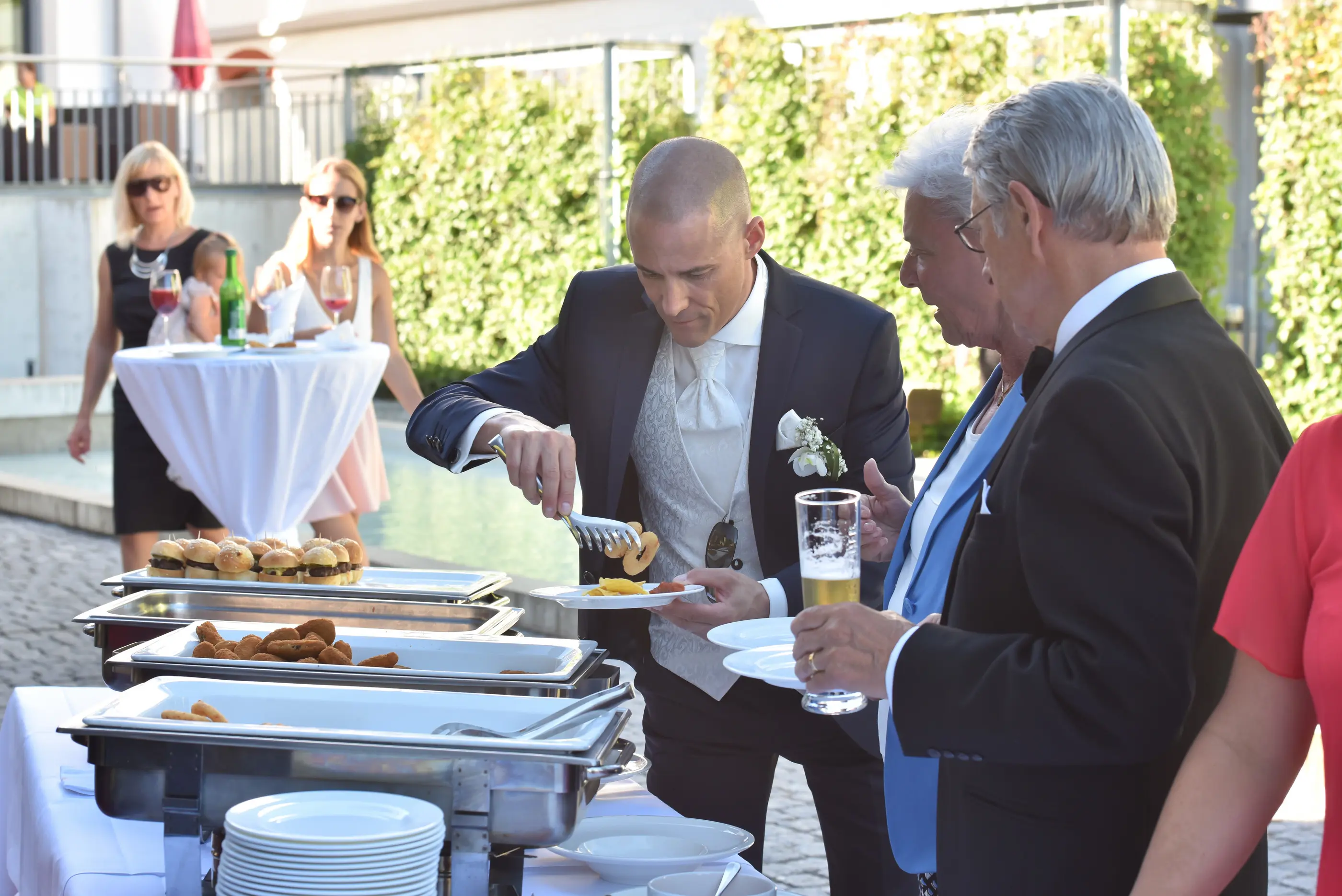 Hochzeitsapero Draussen Fein Essen Und Heiraten Hochzeit Und Trauung Heiraten Im Hotel Riverside Glattfelden Zürich Seminarhotel Kongresshot